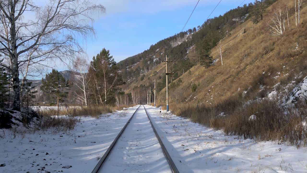 许多脚印在铁路轨道的雪地上，环贝加尔湖铁路。视频素材