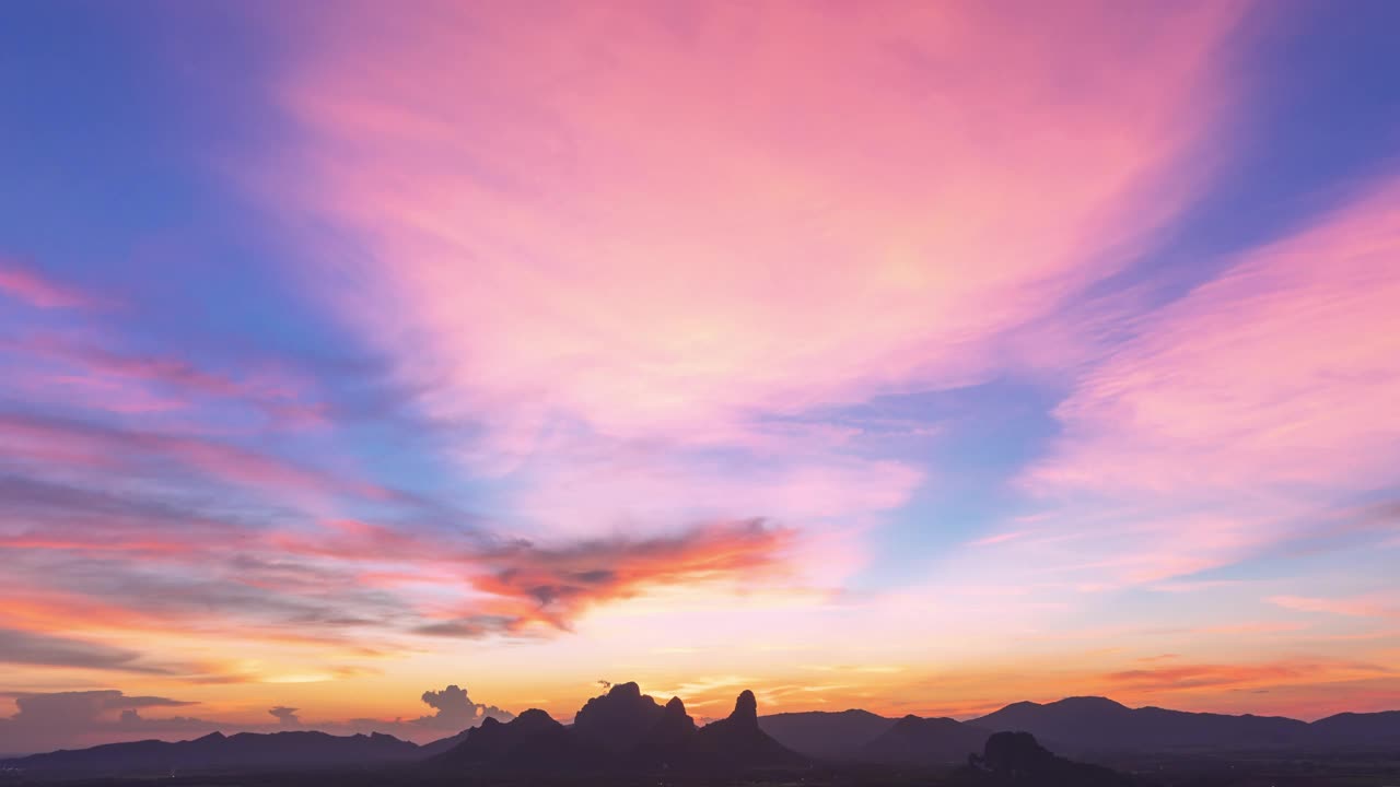 日落-天空的黄昏时间推移与一个view的Phu Sub Lhek, Lop Buri，泰国。视频素材