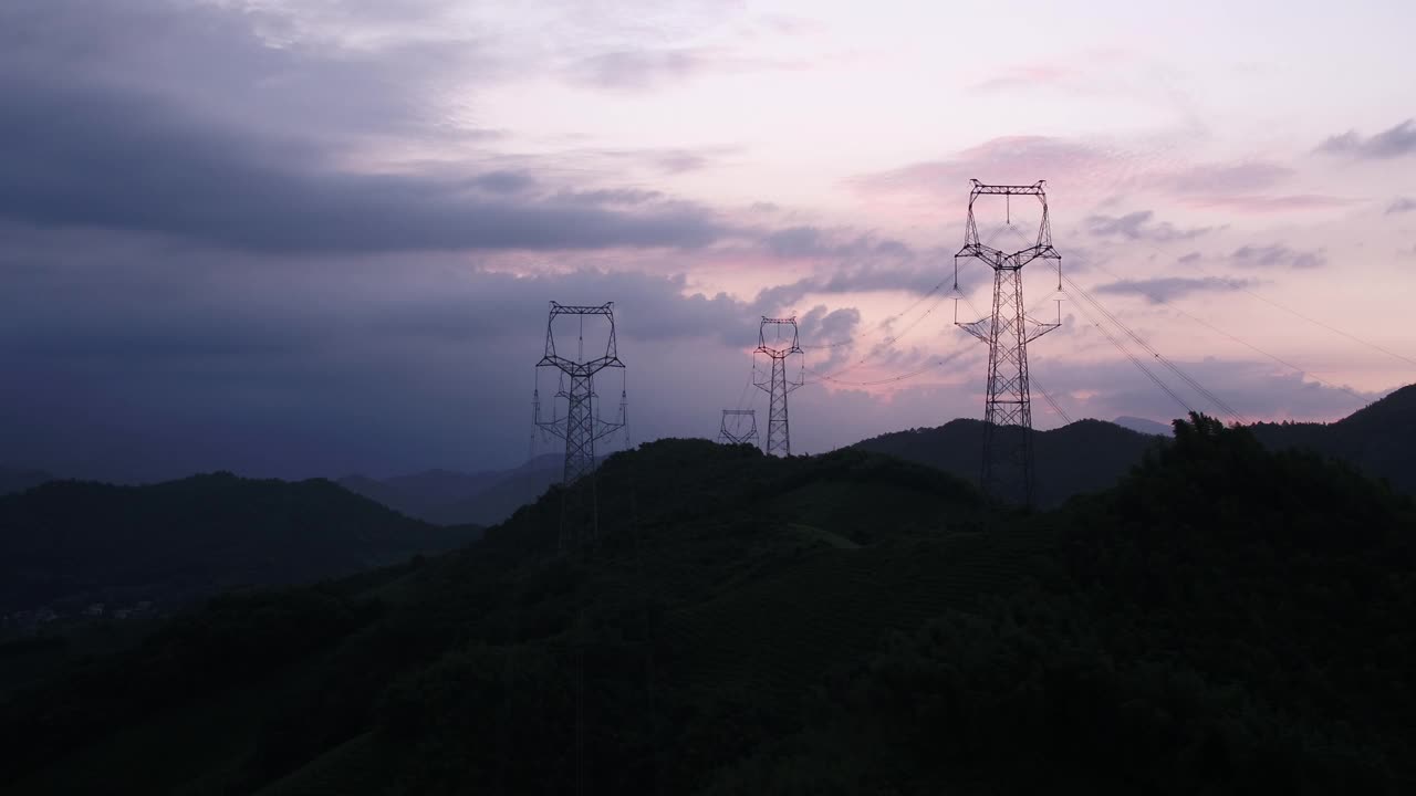 日落时山上的高电压杆视频素材