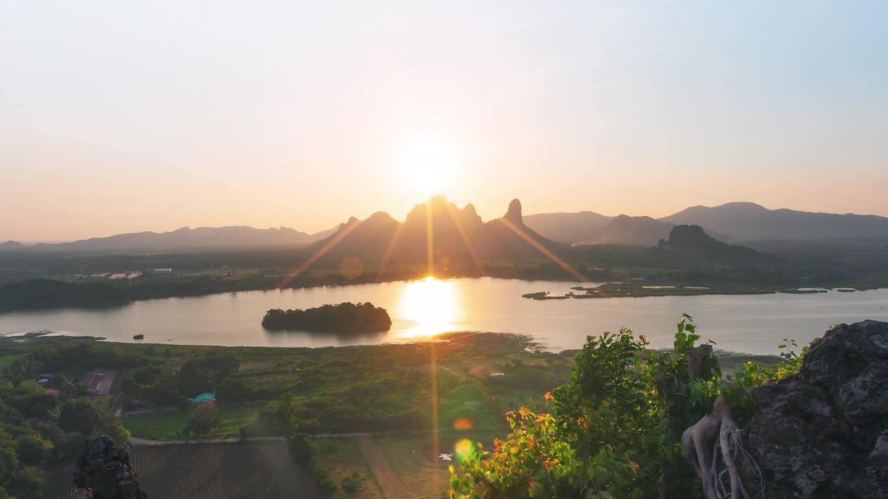 日落的时间推移，以一个view of Phu Sub Lhek, Lop Buri，泰国。视频素材