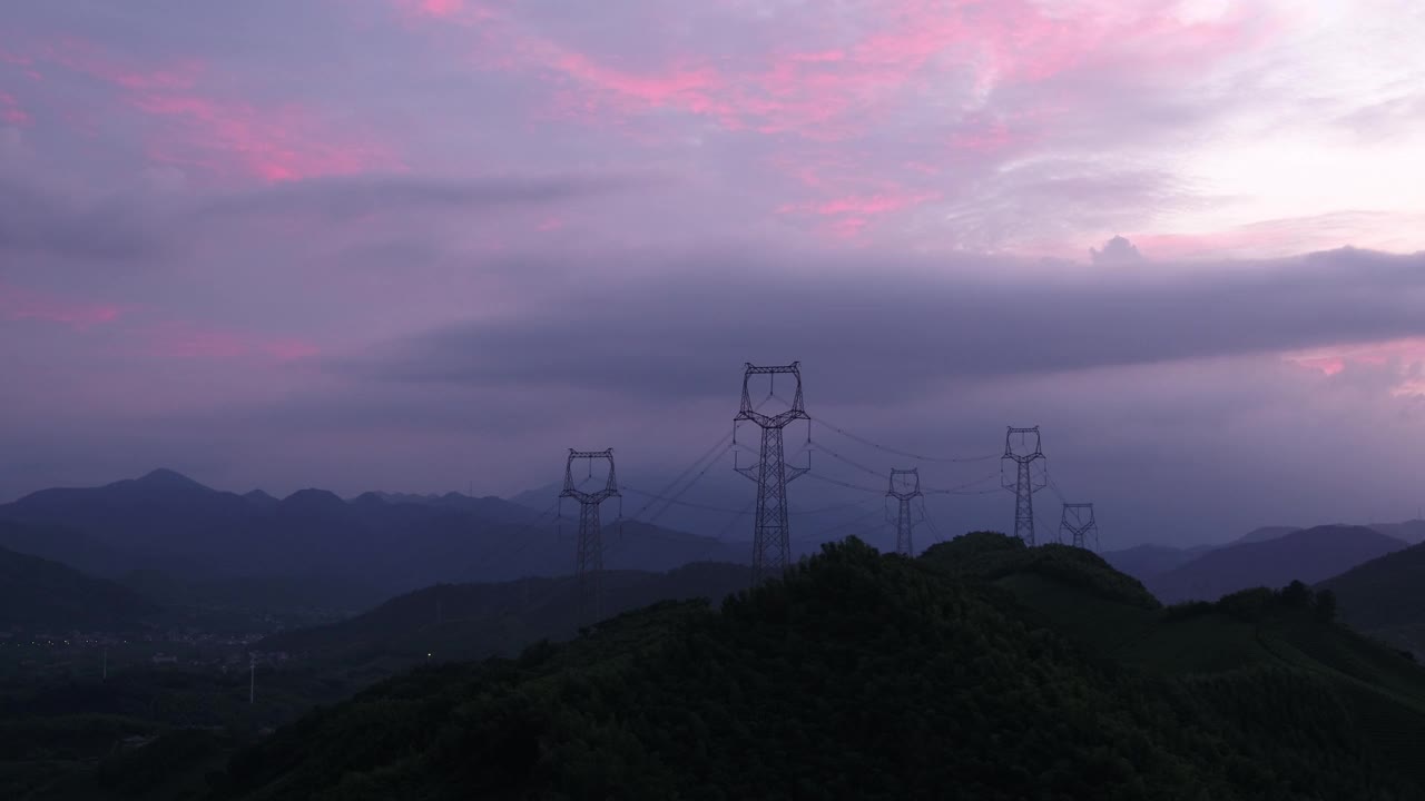 日落时山上的高电压杆视频素材