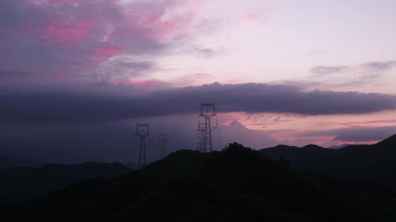 日落时山上的高电压杆视频素材