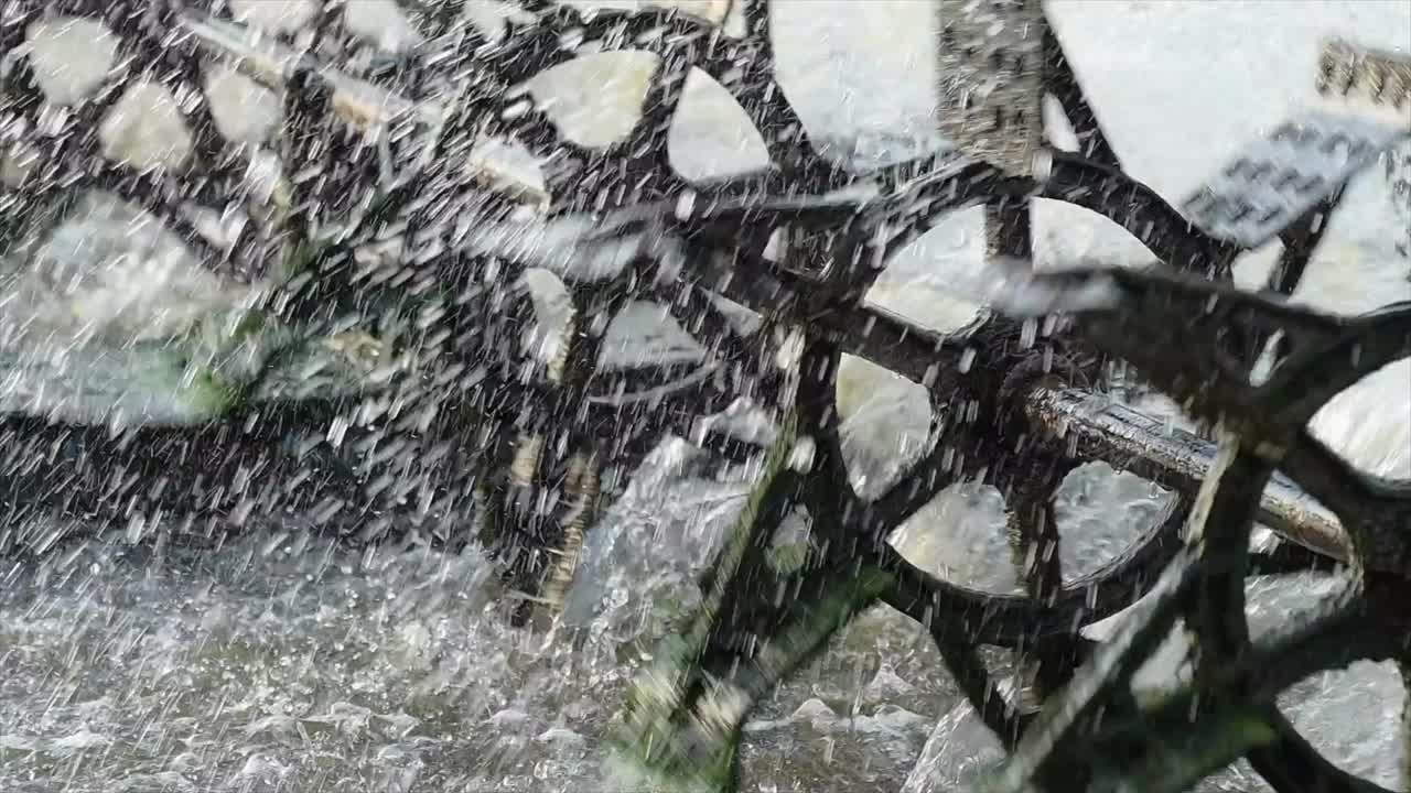 污水处理用水轮机慢动作，污水处理用掺氧机。视频素材