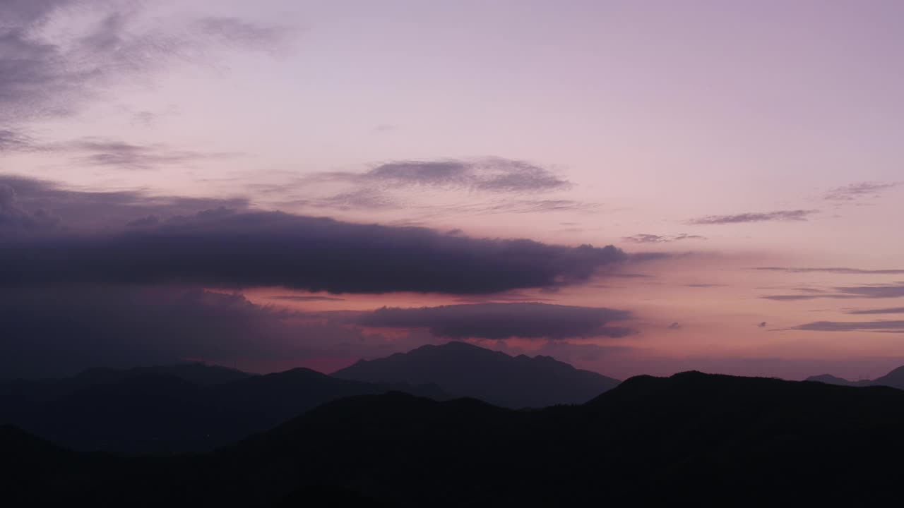 日落时山上的高电压杆视频素材