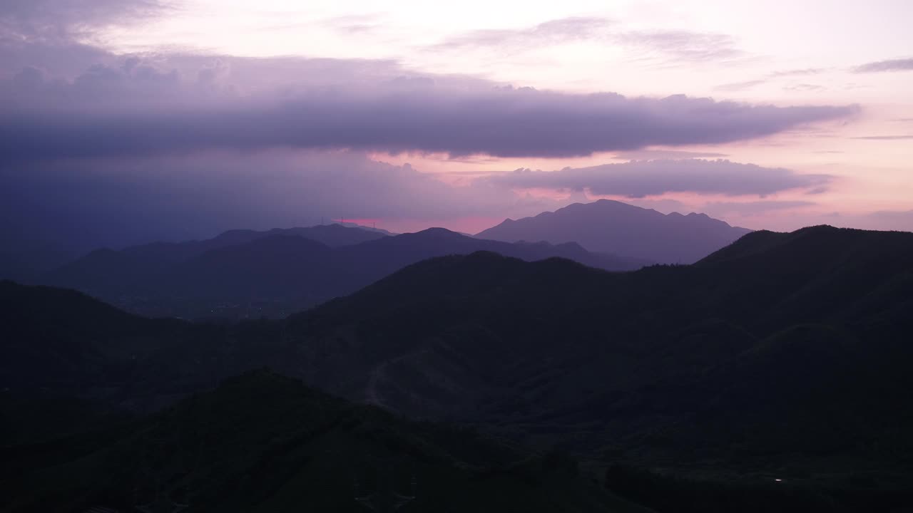 日落时山上的高电压杆视频素材