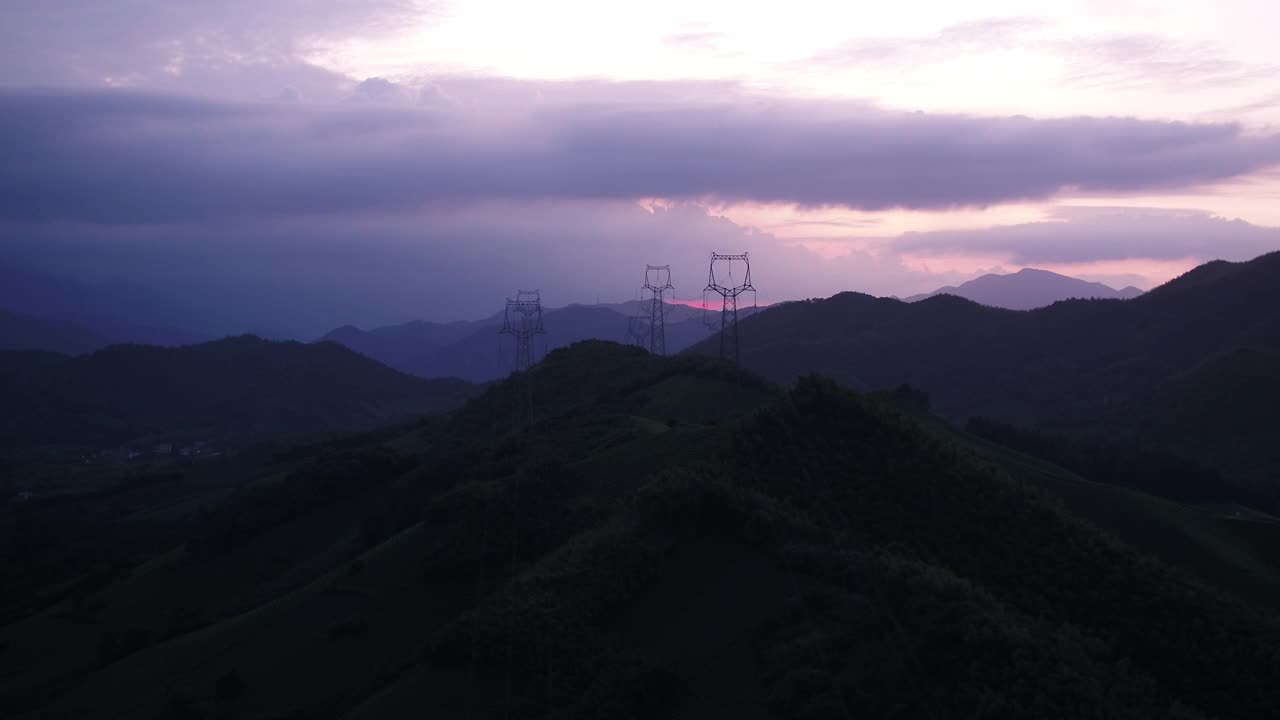 日落时山上的高电压杆视频素材