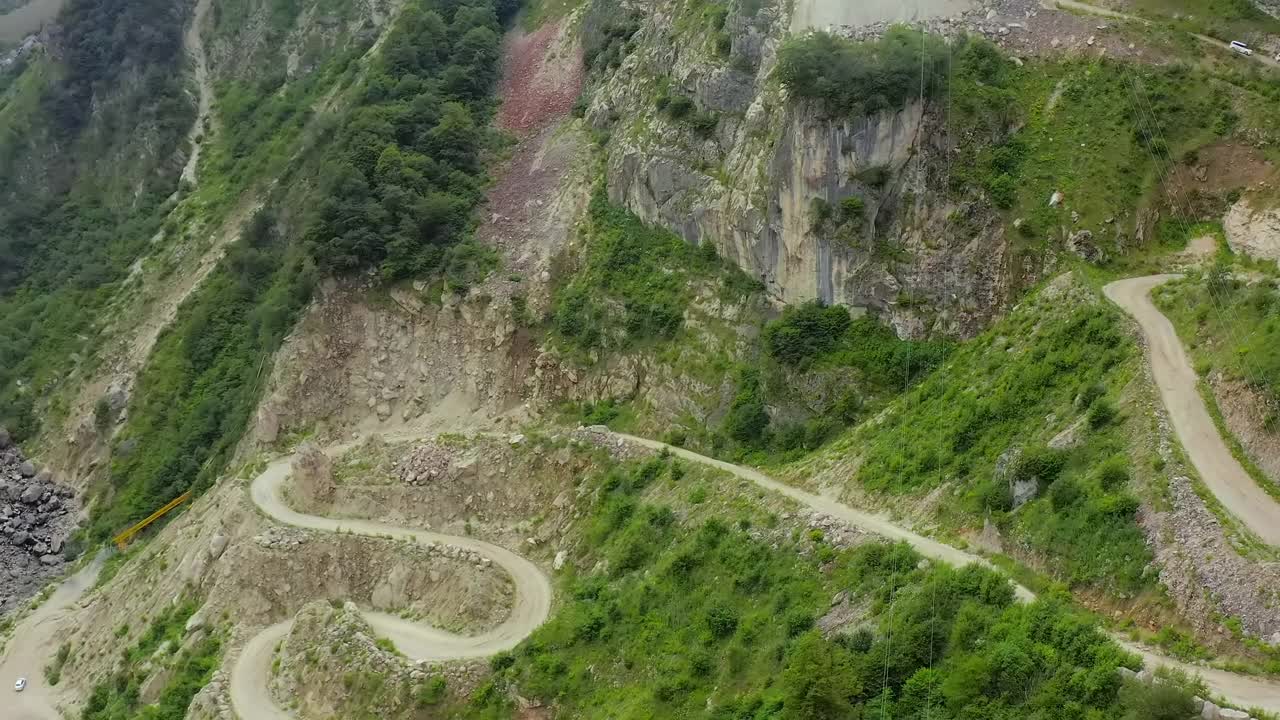 一段艰难的路在狭窄的山峡上，路是在陡峭的岩石上。视频素材