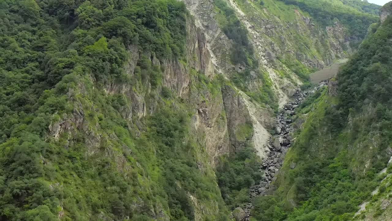 29、从空中直飞到山峡间的岩石间，沿着山泉而行。视频素材