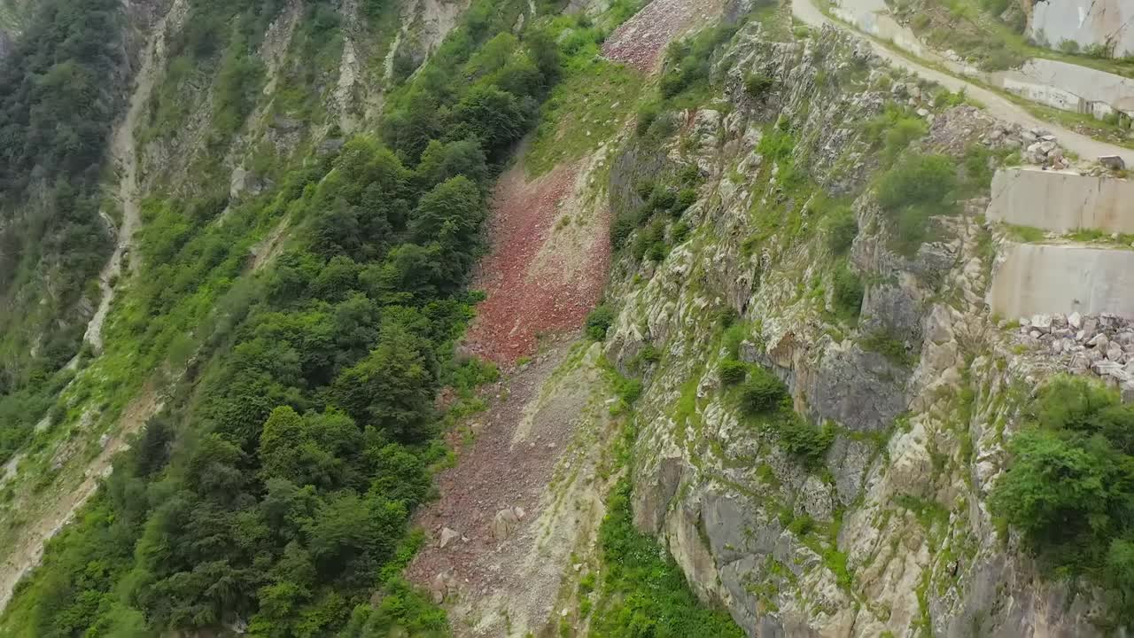 山路在陡峭的岩石形成的狭窄峡谷中。山路蜿蜒的视频素材