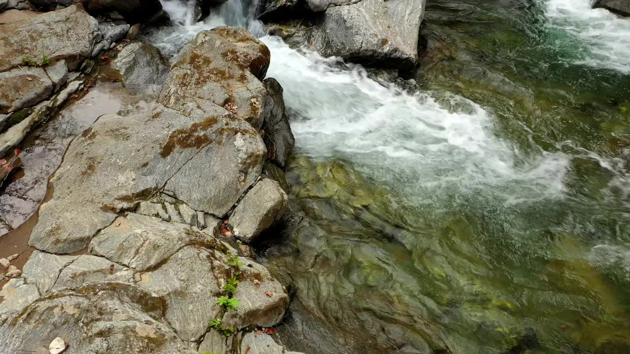 韩国江原道春川市釜威川山谷的风景视频素材