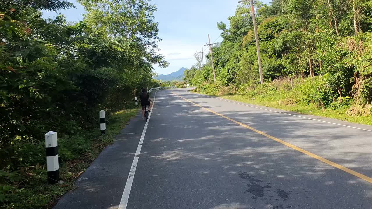 女人骑自行车视频素材