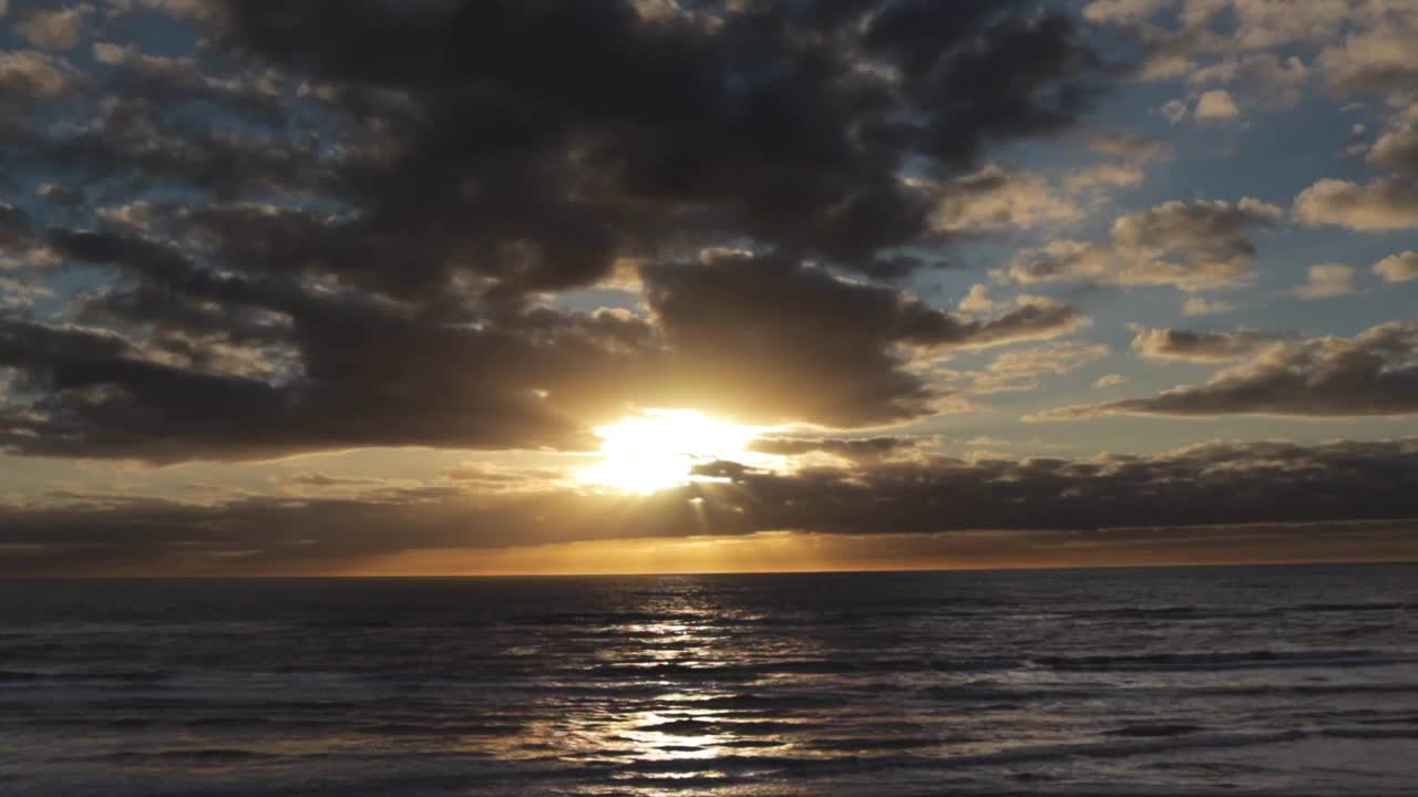 太阳从海上升起的宁静景象视频素材