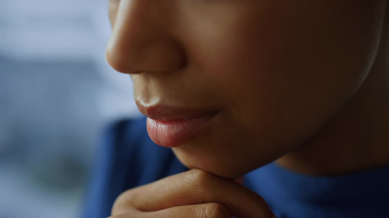 沉思的女商人的脸特写。认真的管理者在办公室思考视频素材