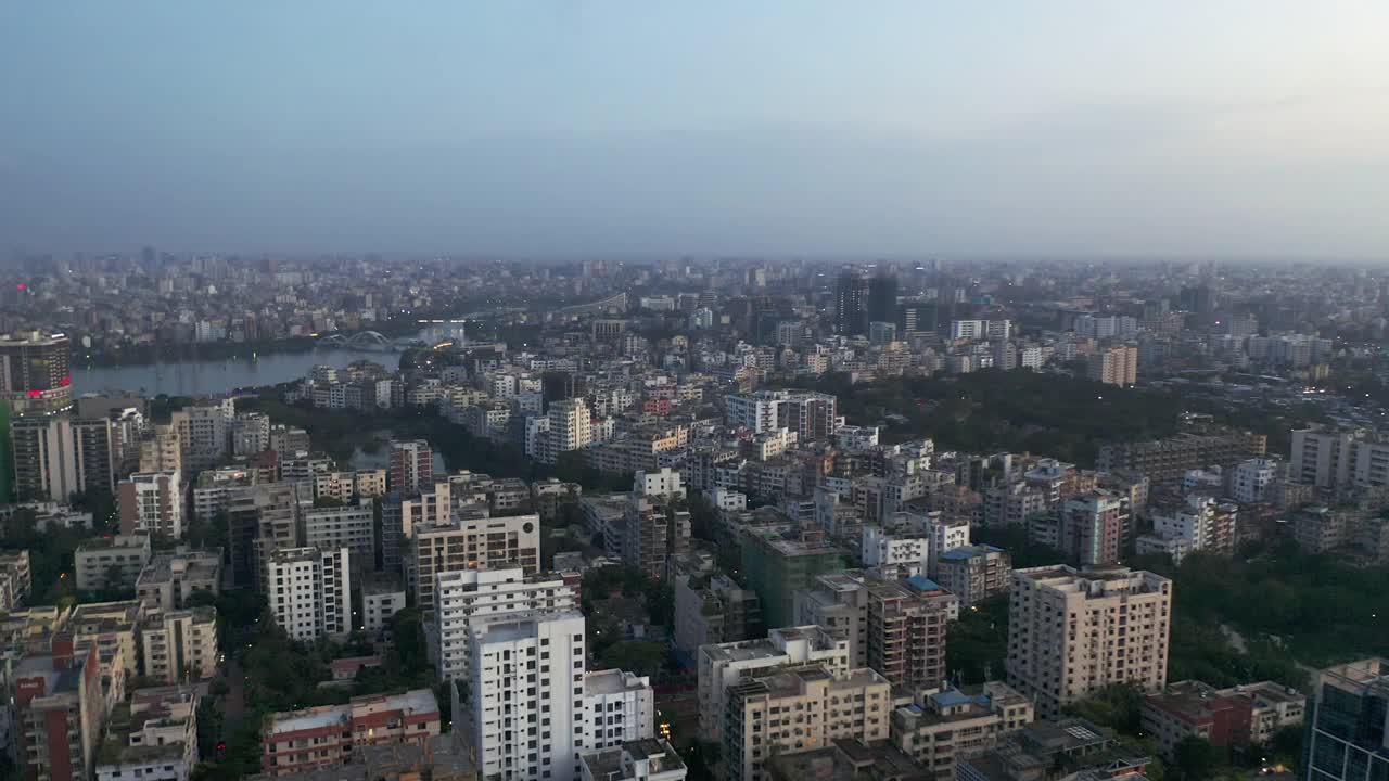 壮观的日落无人机视频的城市景观达卡，孟加拉国视频素材