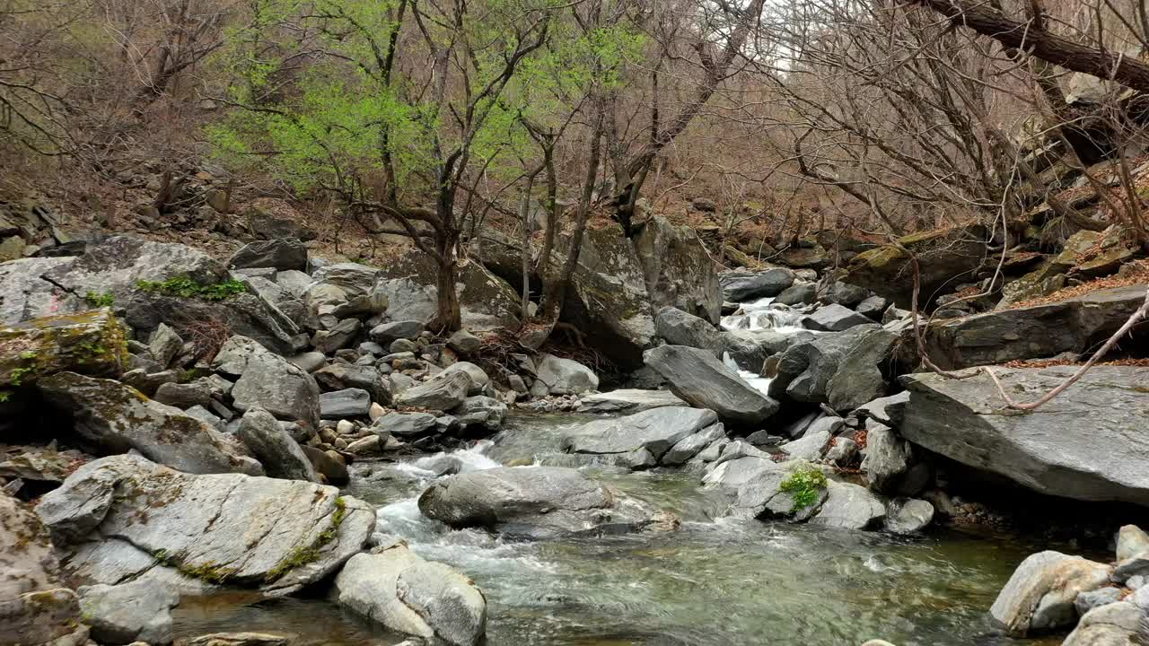 韩国江原道春川市釜威川山谷的风景视频素材