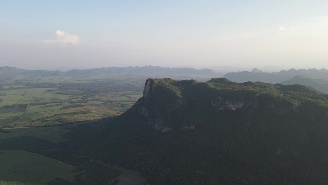 夕阳下的青山，航拍视频素材