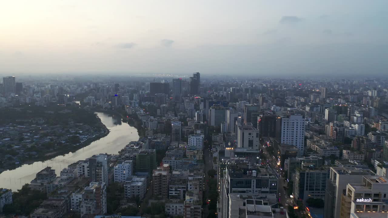 壮观的日落无人机视频的城市景观达卡，孟加拉国视频素材