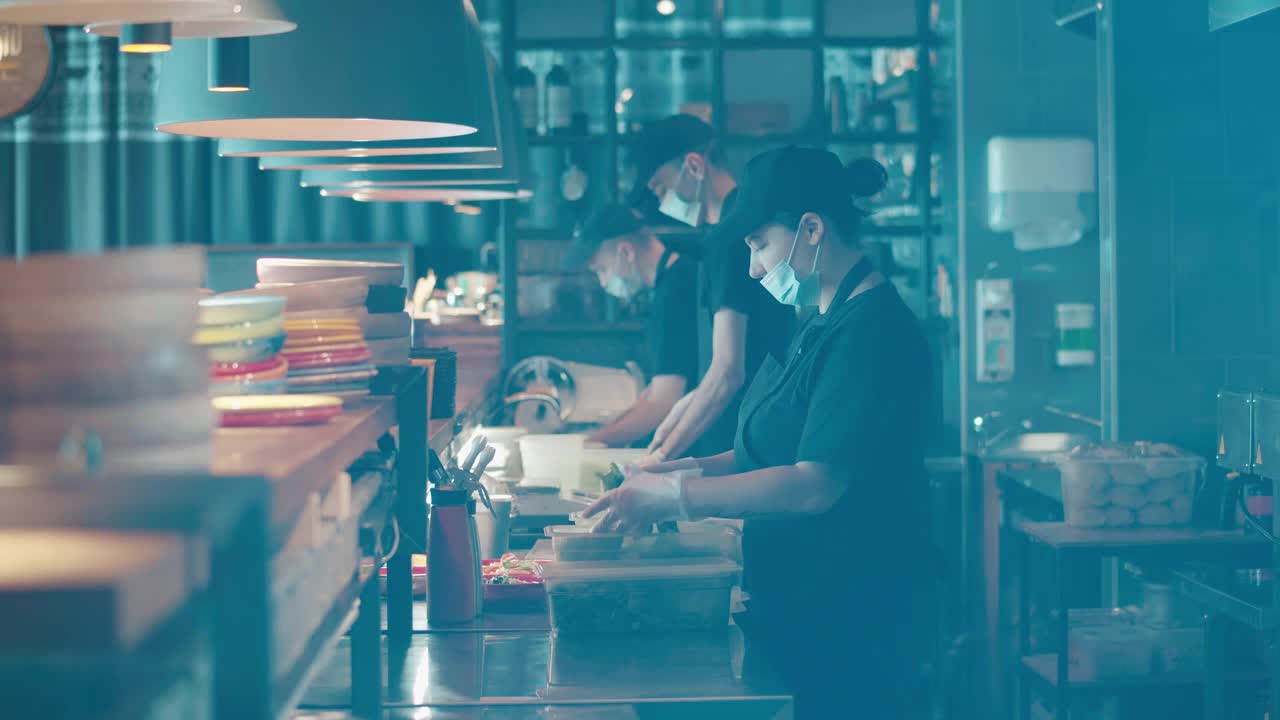 餐厅工作人员正在准备戴口罩的草药视频素材