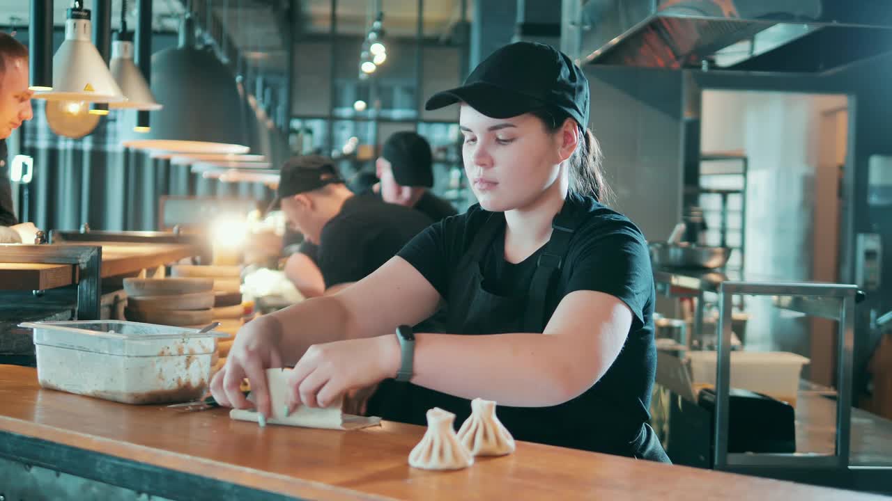 餐厅工作人员正在包饺子视频素材