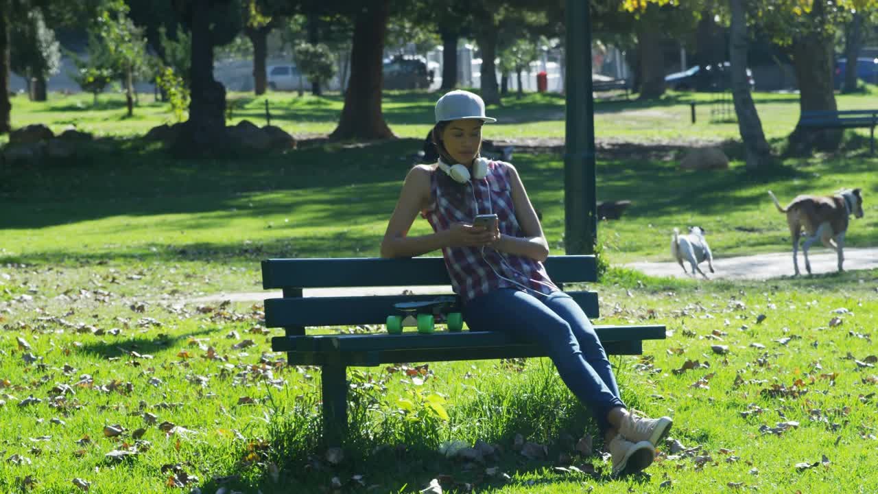 用智能手机的女人摔倒表情包的动画视频素材