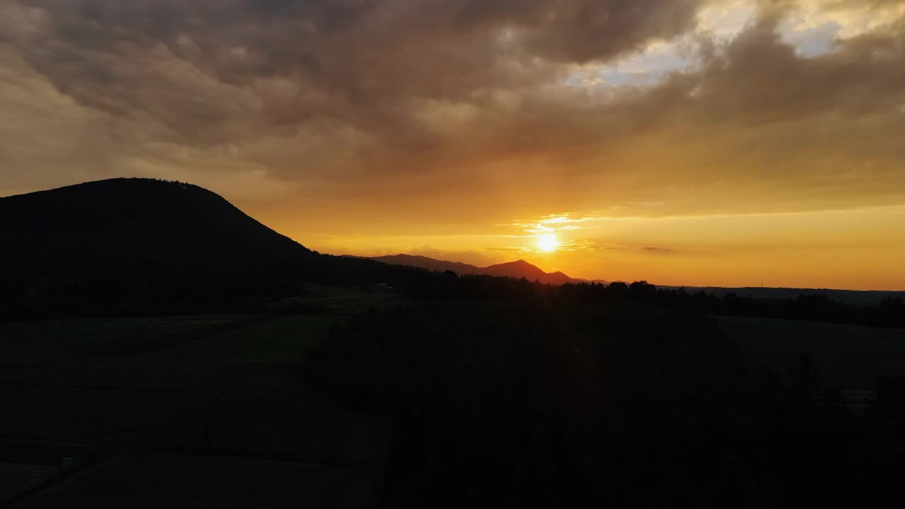 振奋人心和惊人的自然奇观，从无人机视图航拍彩色的夏天天空与黑暗明亮的云日落阳光视频素材