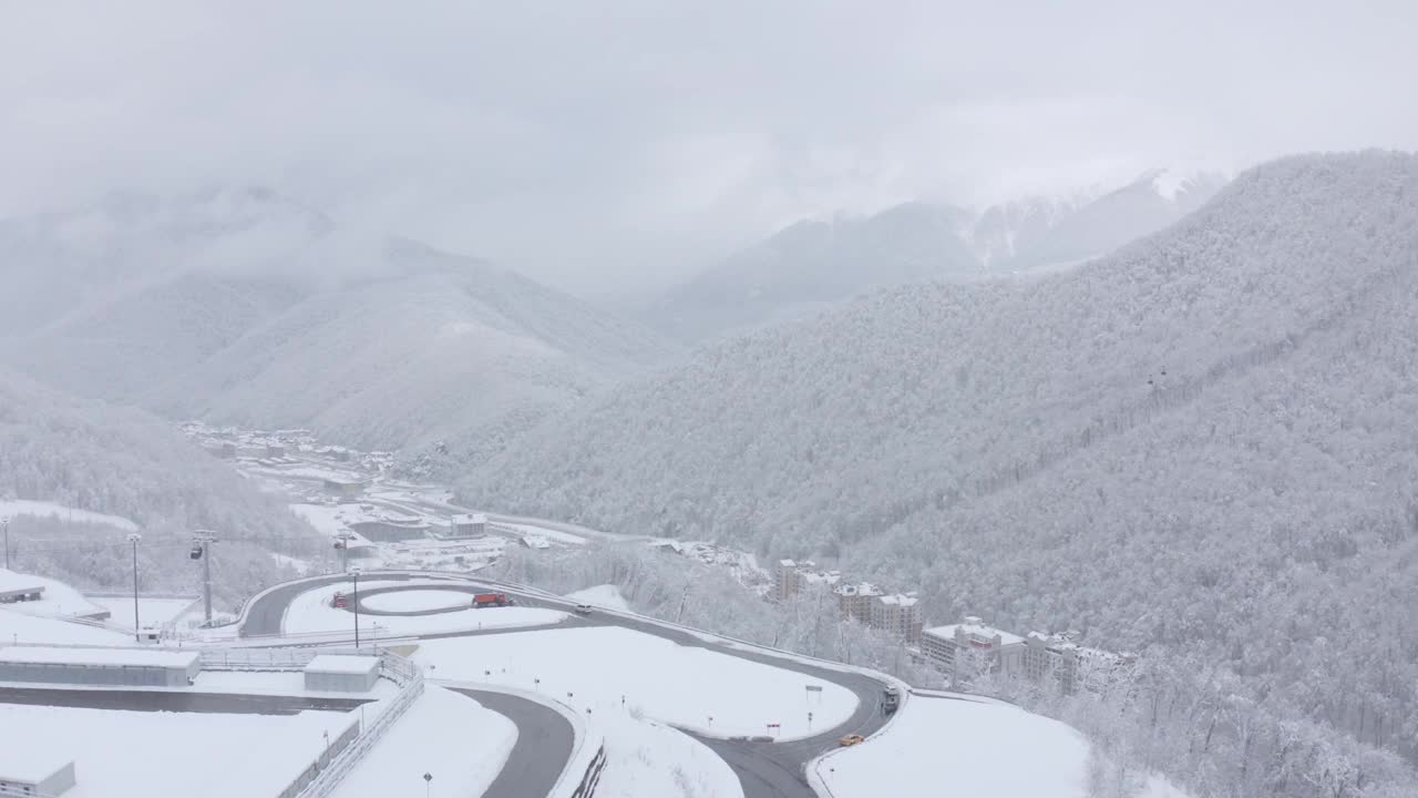 缓慢飞行鸟瞰滑雪场极限运动度假休闲活动高山视频素材