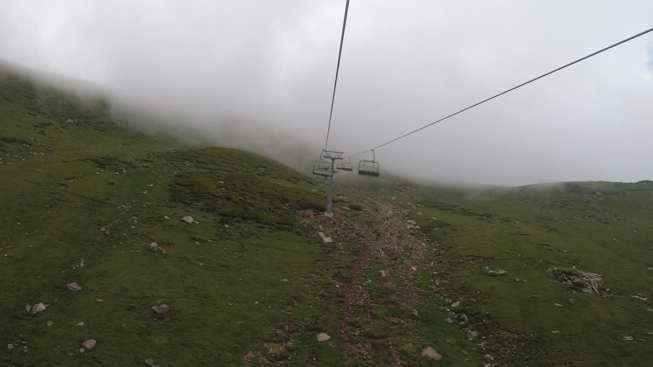 多雾天气下的山体抬升，山坡。神秘的气氛视频素材