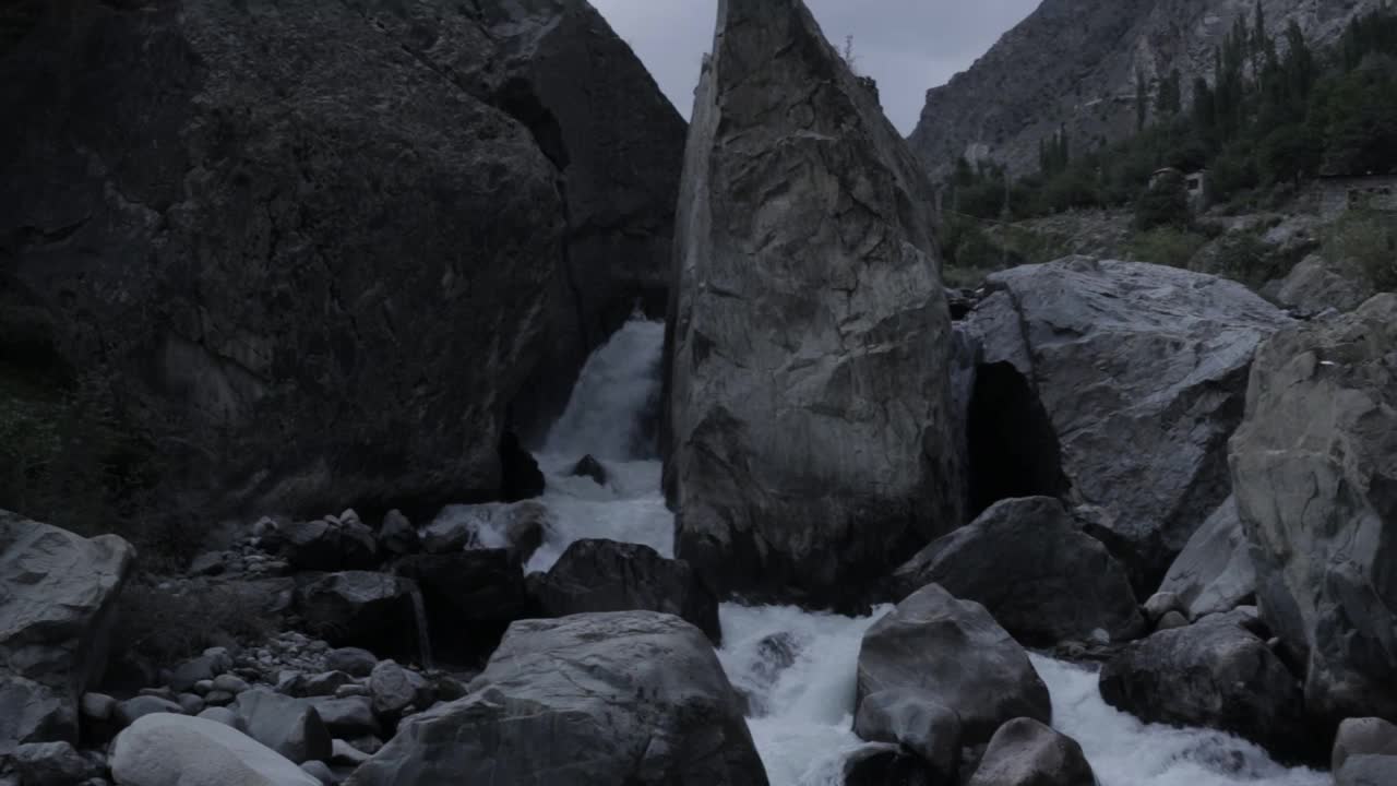 美丽的瀑布流过岩石，美丽的河流湖泊景色视频素材