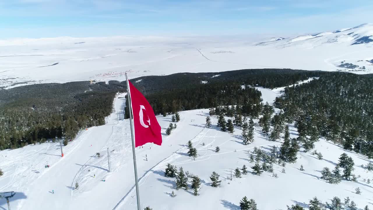 土耳其国旗和雪山鸟瞰图4视频素材