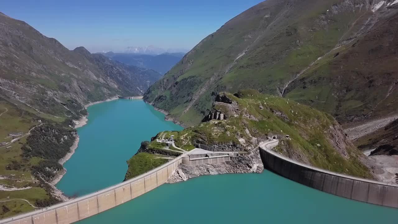 奥地利萨尔茨堡地区豪伊陶恩的卡普伦高山水库穆斯博登Stausee和Wasserfallboden的空中全景图。视频素材