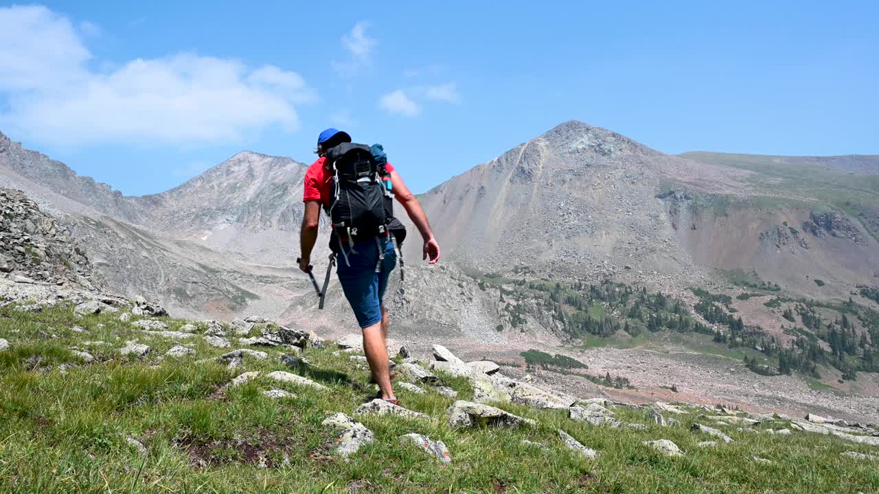 徒步旅行者欣赏令人惊叹的山景视频素材