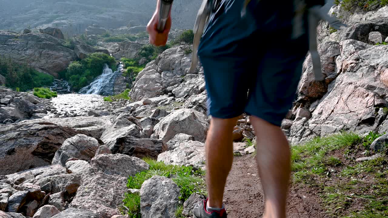 在岩石小道上徒步旅行视频素材