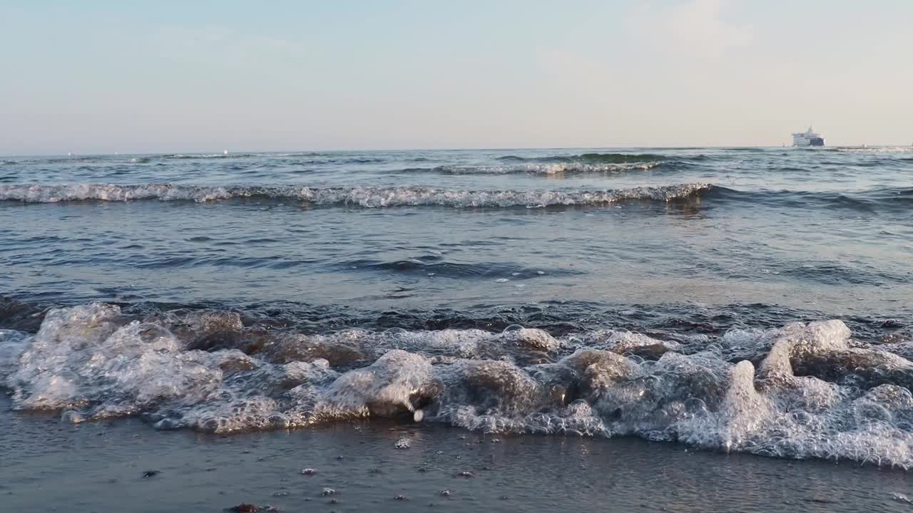 罗斯托克沃纳门德海滩上的波罗的海海浪视频素材