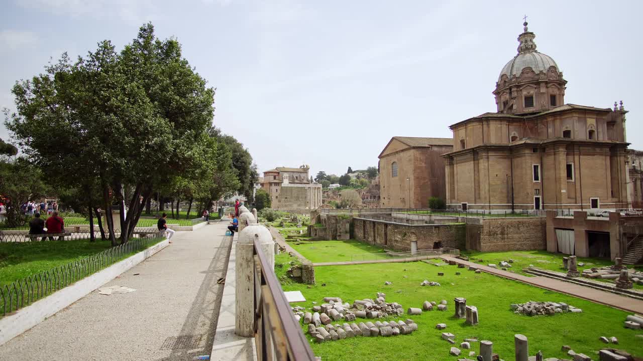 在意大利罗马的古罗马论坛。寺庙的土星和寺庙的双子星座,古代罗马论坛的废墟。在意大利旅游和度假视频素材