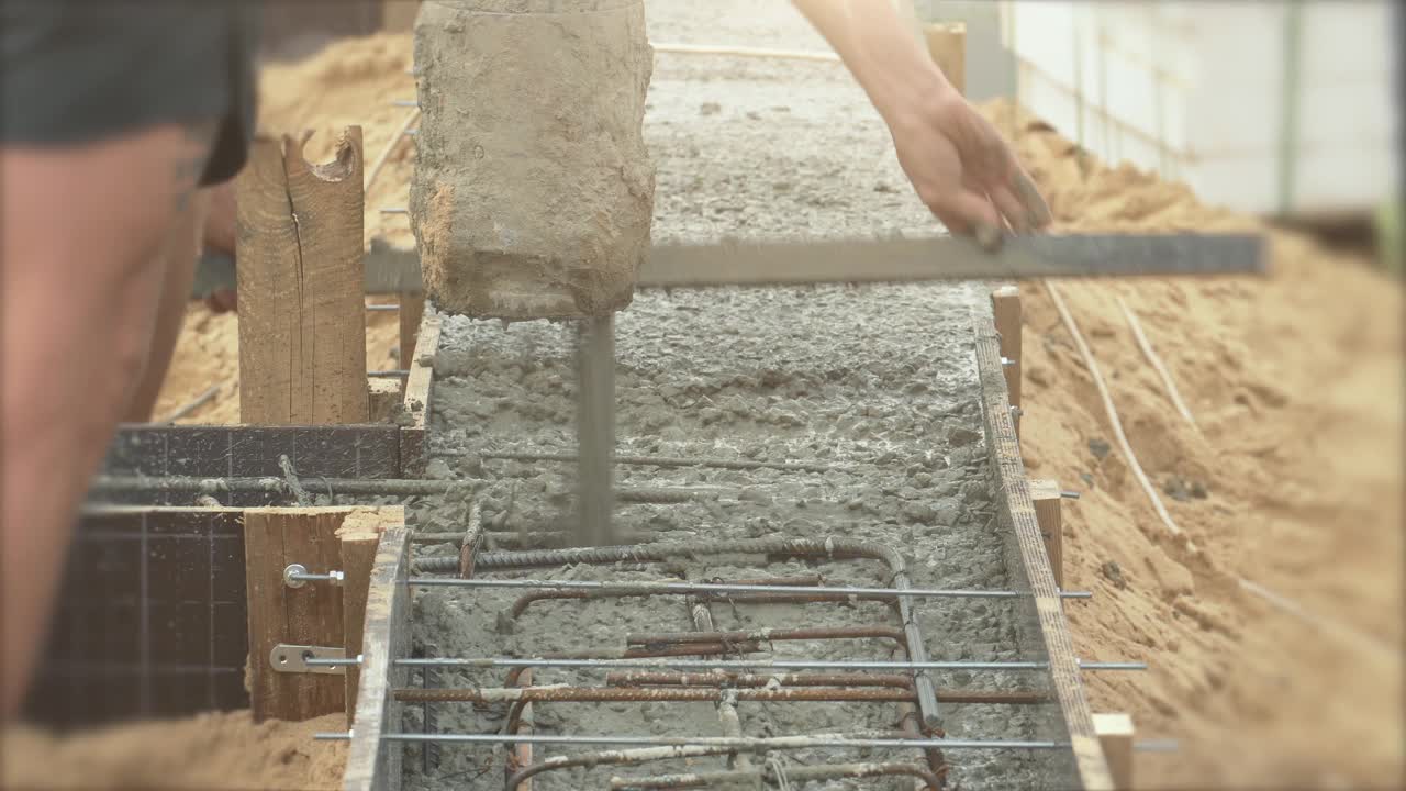 用模板配筋浇注预拌混凝土。未干的水泥浇到民用建筑基础上，堵上视频素材