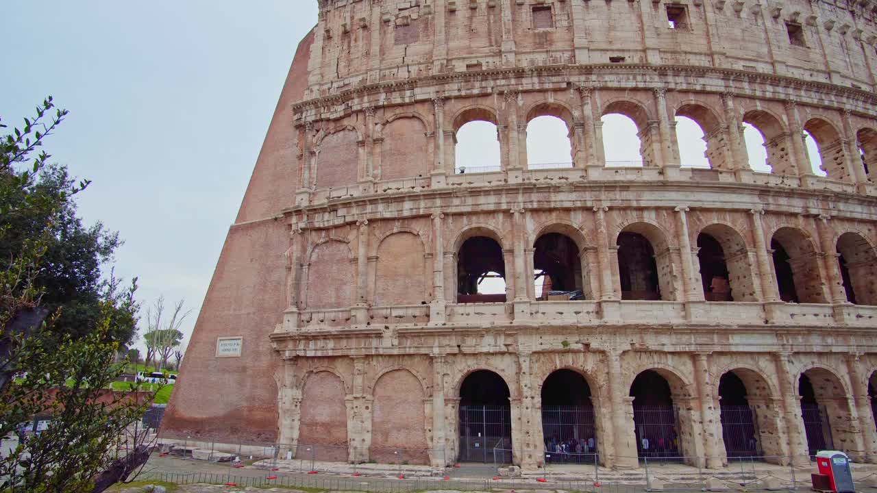 在罗马斗兽场。旅行指南，在意大利休息。欧洲观光地标和旅游业视频素材