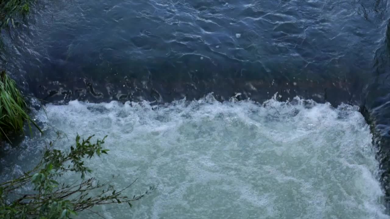 水从乡下的下水道里流过视频素材