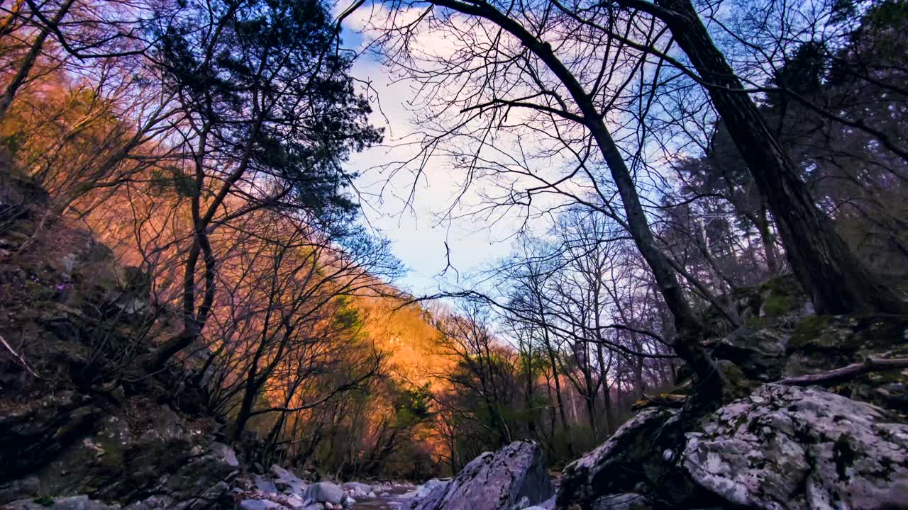 北威川的景色/韩国江原道春川市视频素材