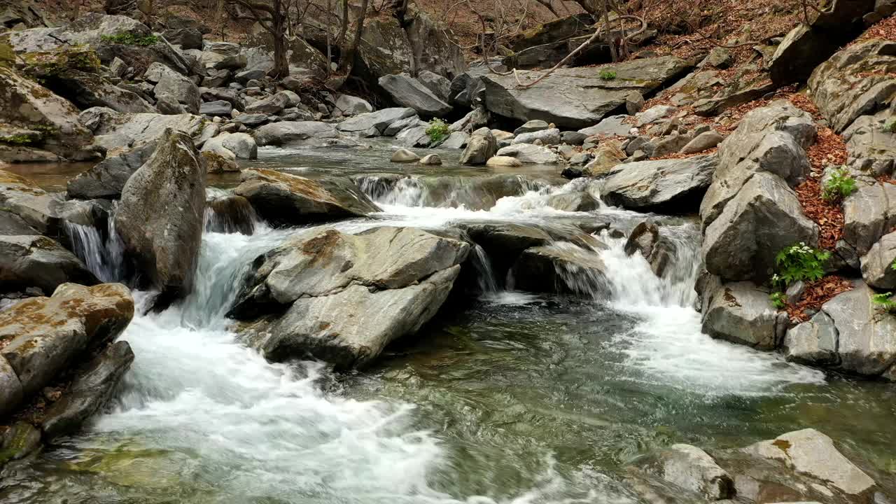 韩国江原道春川市釜威川山谷的风景视频素材