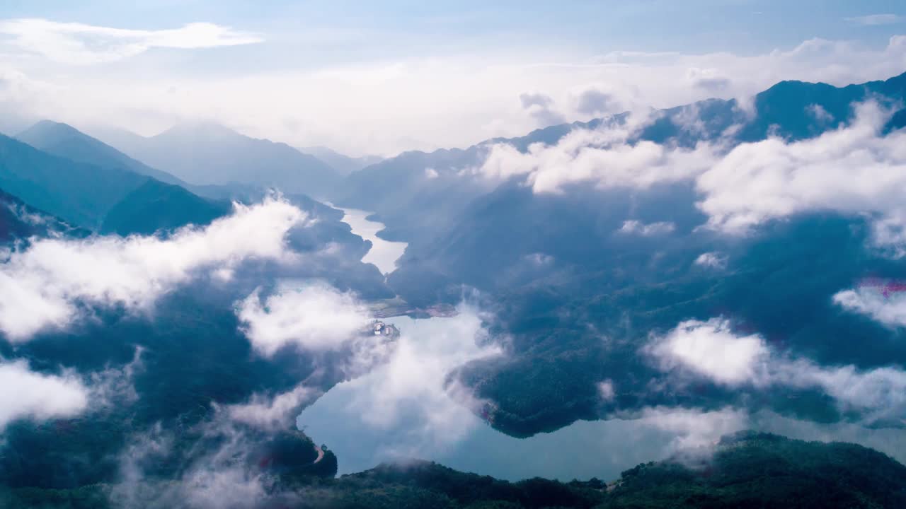 云中美丽的山脉视频素材