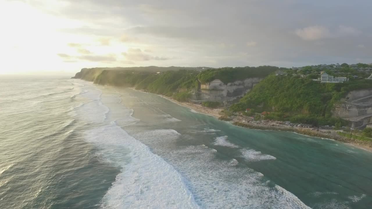 印度尼西亚巴厘岛，靠近大海的村庄视频素材