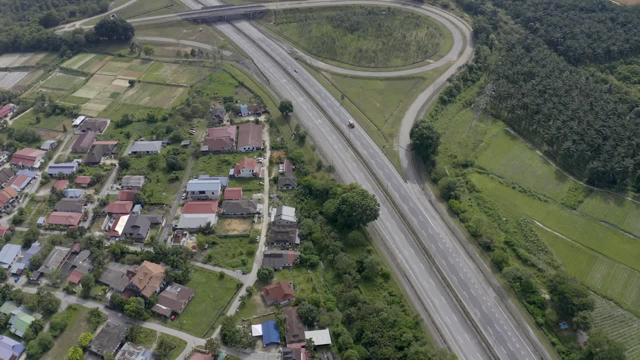 乡村城镇和住宅的Arial视图与公路和湖泊视频素材