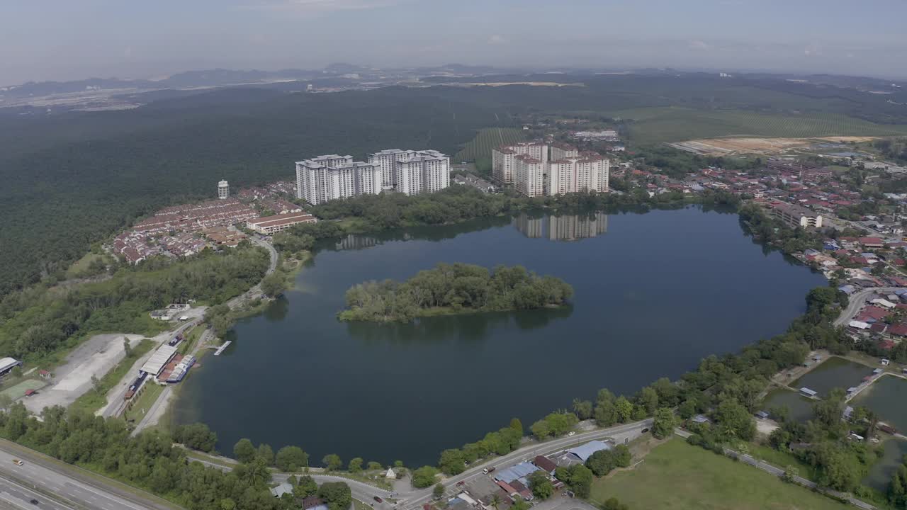 乡村城镇和住宅的Arial视图与公路和湖泊视频素材