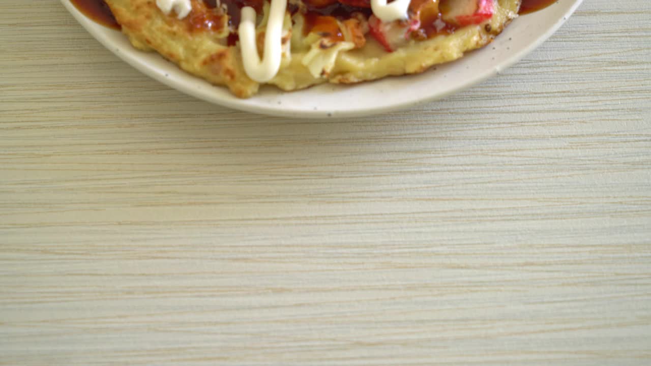 日本传统披萨，称为Okonomiyaki -日本料理风格视频素材