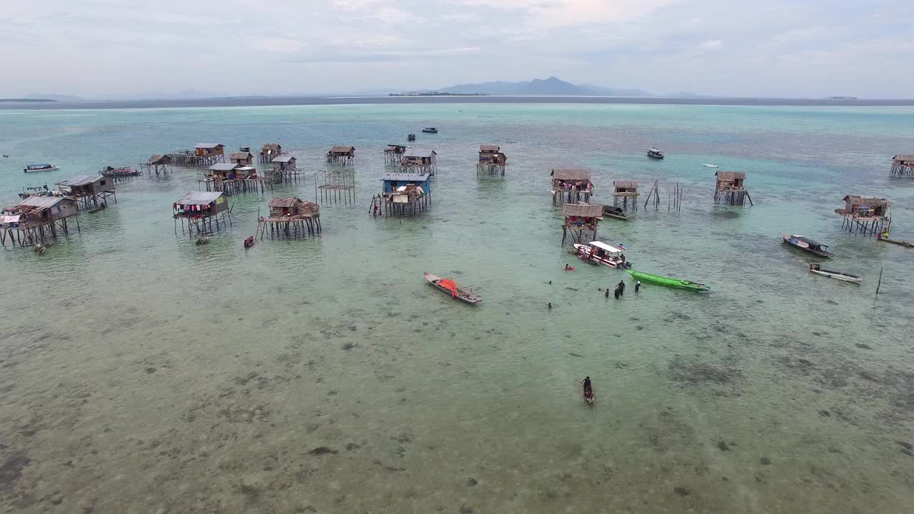 鸟瞰图婆罗洲海吉普赛水村视频素材