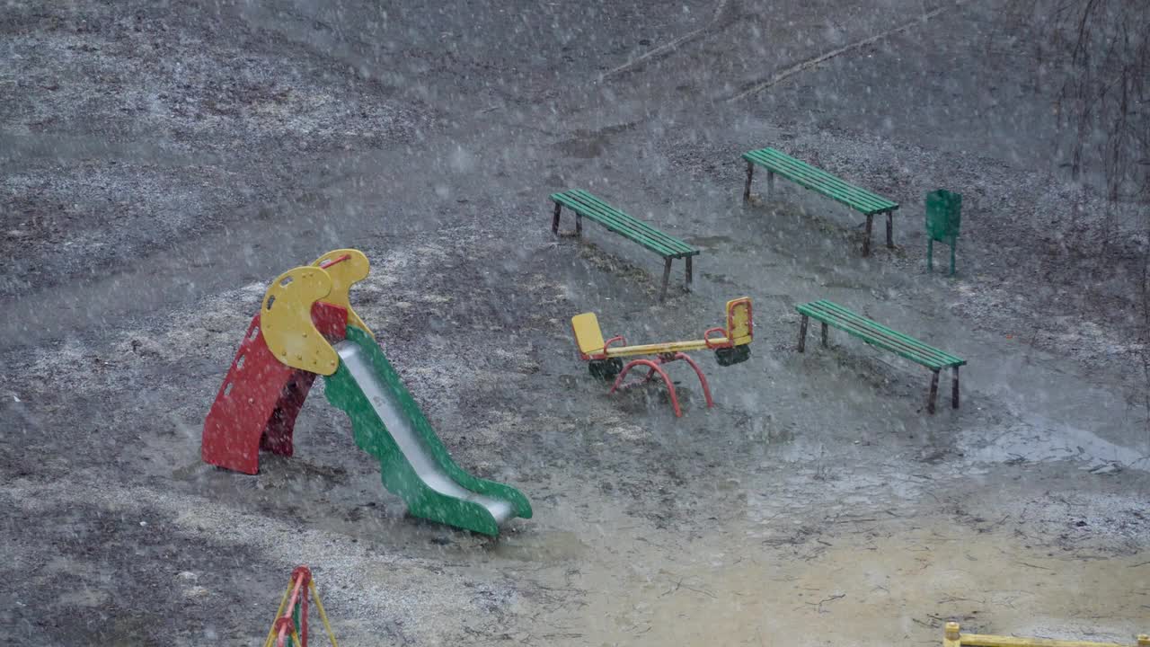 冬季暴风雪中的第一场大雪视频素材