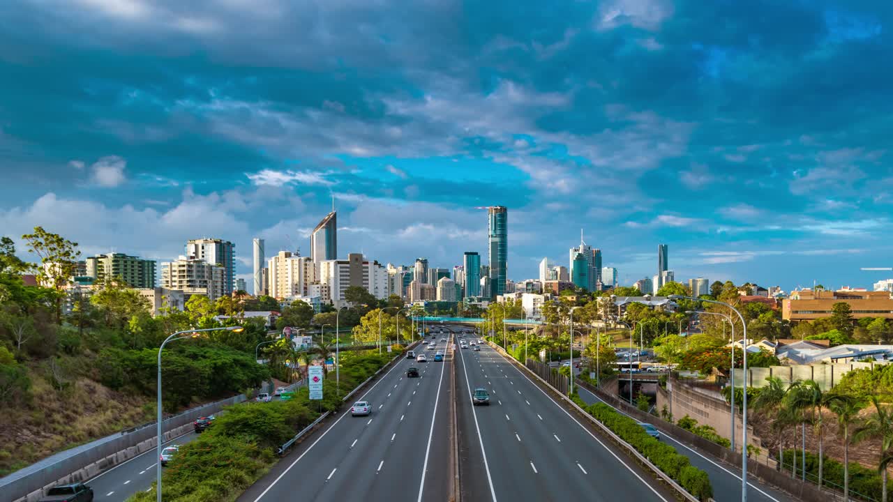 时间流逝布里斯班城市汽车和交通灯条纹高速公路视频素材