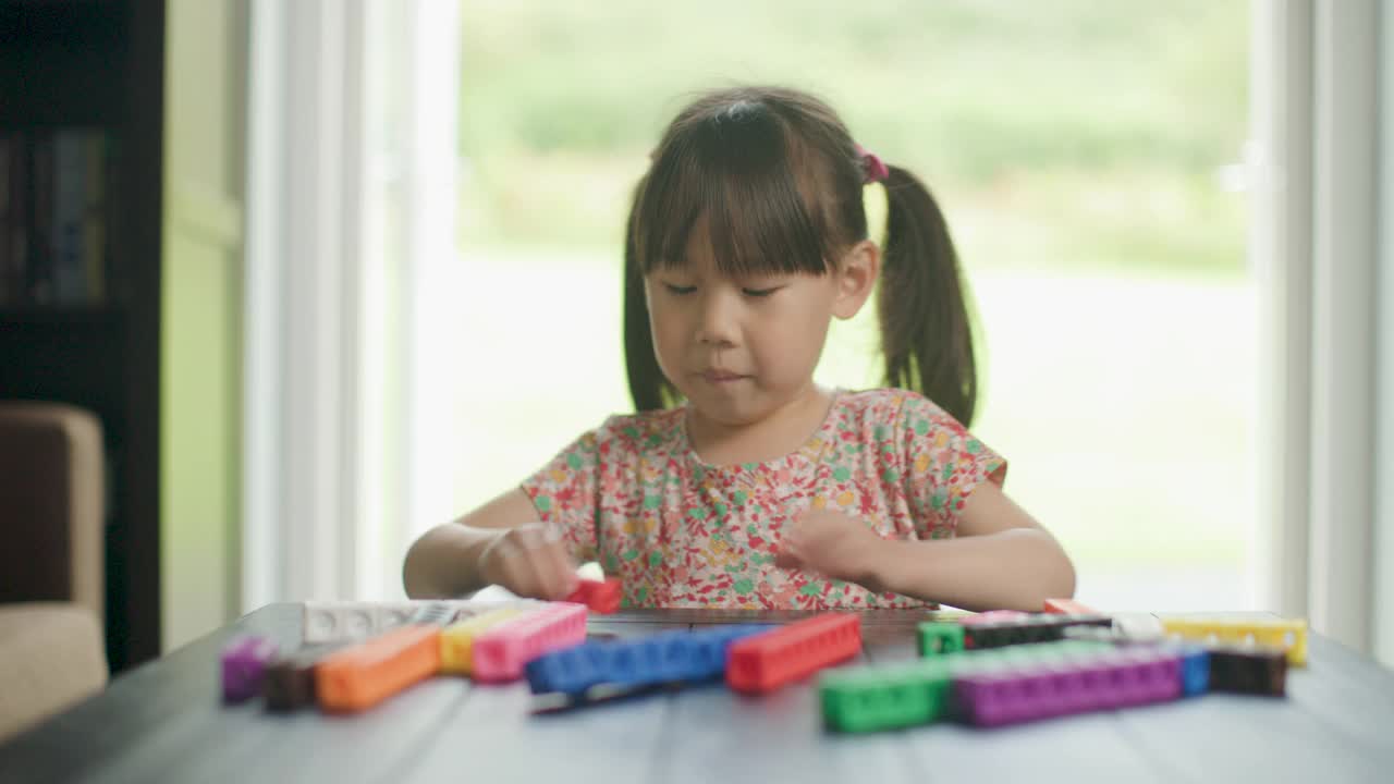 小女孩在家玩数字积木上学视频素材