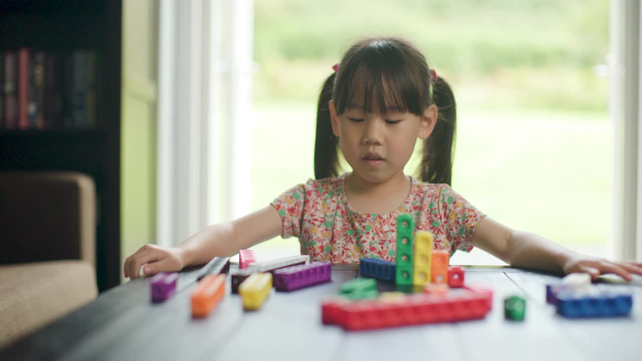 小女孩在家玩数字积木上学视频素材