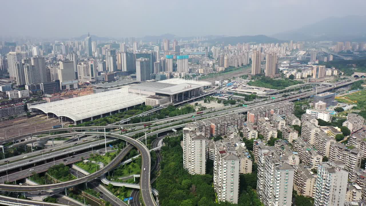 城市火车站及立体高架桥交通景观鸟瞰图视频素材